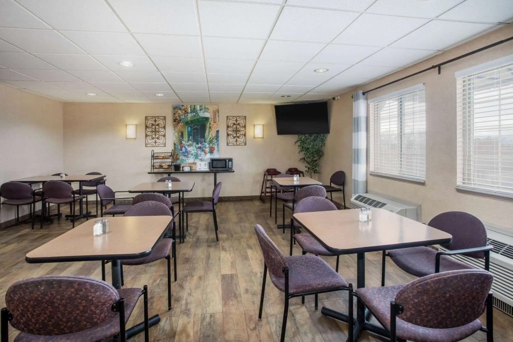 Travelodge by Wyndham Colorado Springs Airport - Peterson SFB