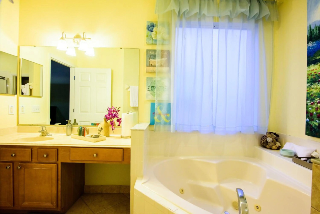 8BR -private swimming pool -gated resort community -suitable for family & group getaways -5 miles to Disney