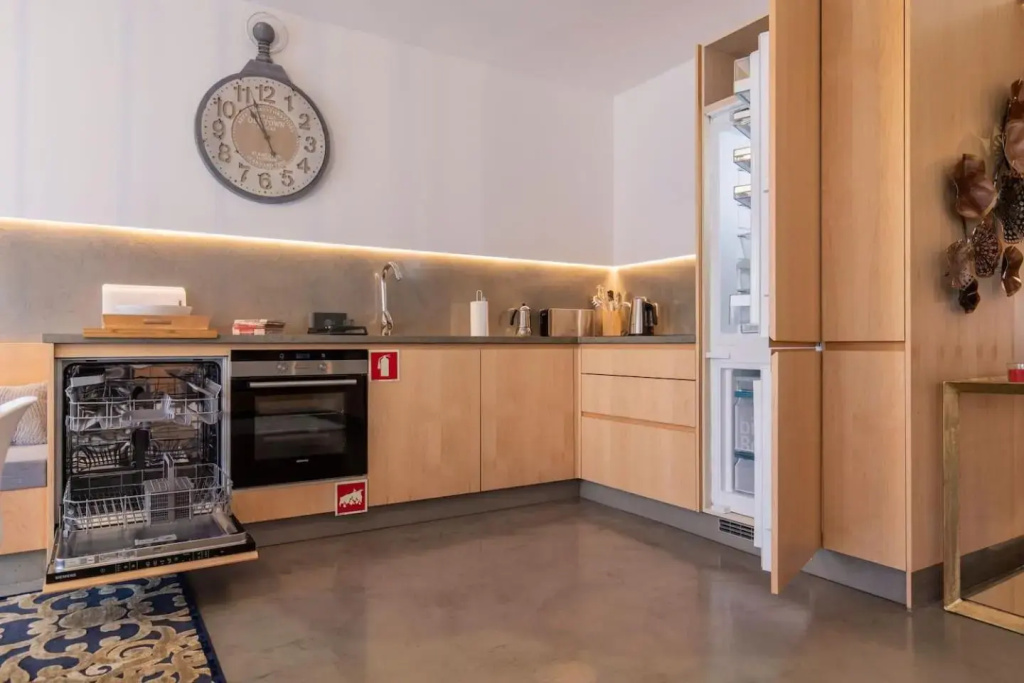 Lovelystay - Sunshine Residence in the Heart of Graça
