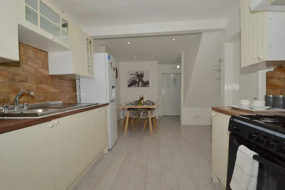 Charming 5-bed House in City Center and Car Park