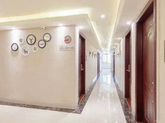 Sweet Fruit Light Luxury Hotel (Haikou Fruit Market Overseas Chinese Middle School Branch)