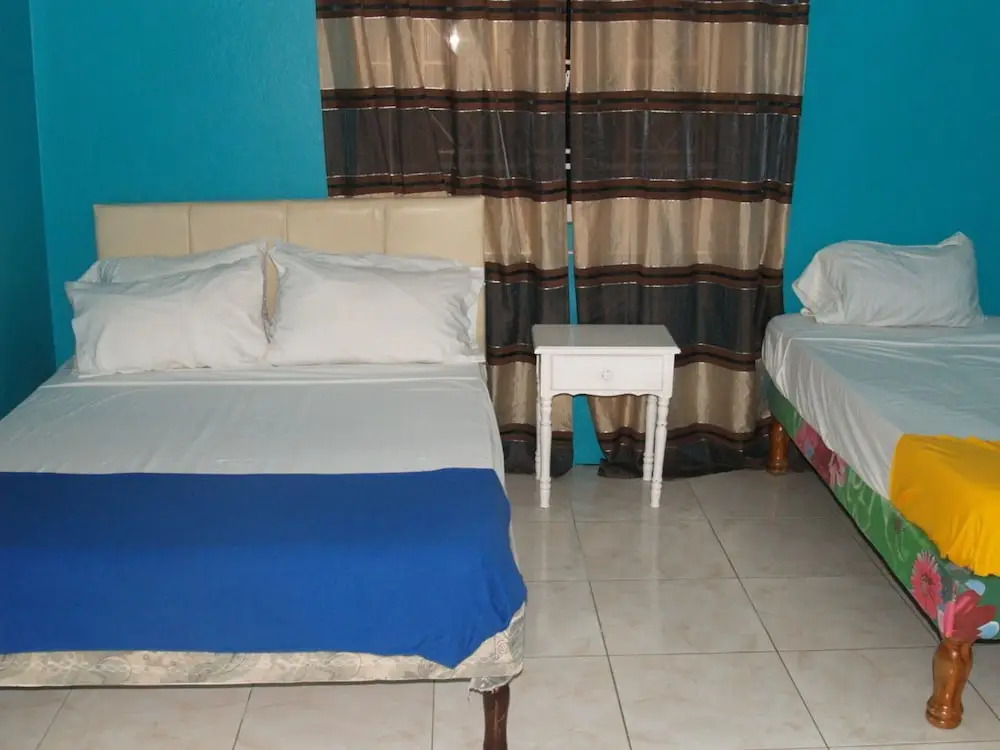 9 bed Villa Montego 10 Minute Walk to the Beach