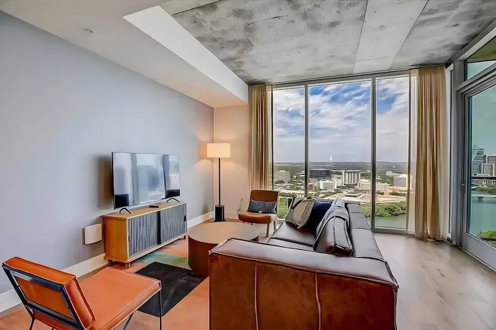 The Emma Penthouse 29th Floor + Incredible Views Rooftop Pool & Gym 1 Block to Rainey Street Avantstay