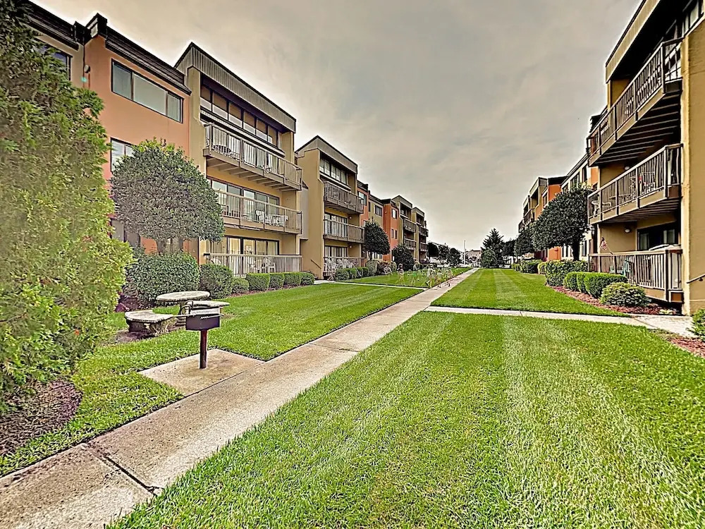 New Listing! Coastal W/ Pool - Walk To Beach 3 Bedroom Condo