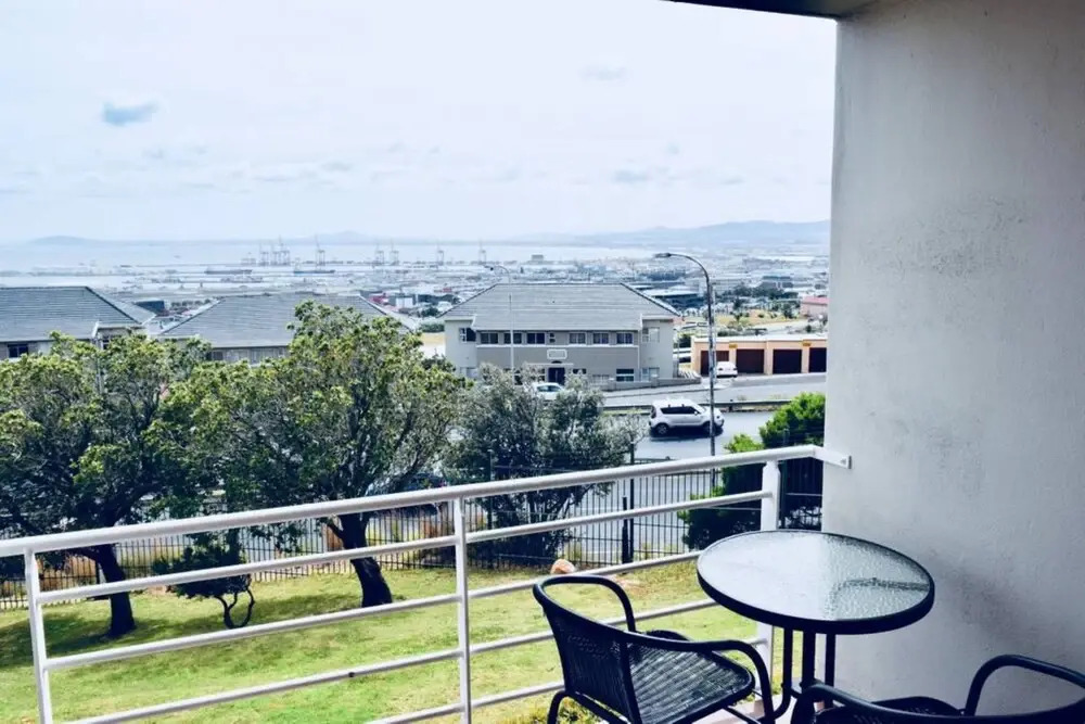 Bright Studio Apartment in Devils Peak