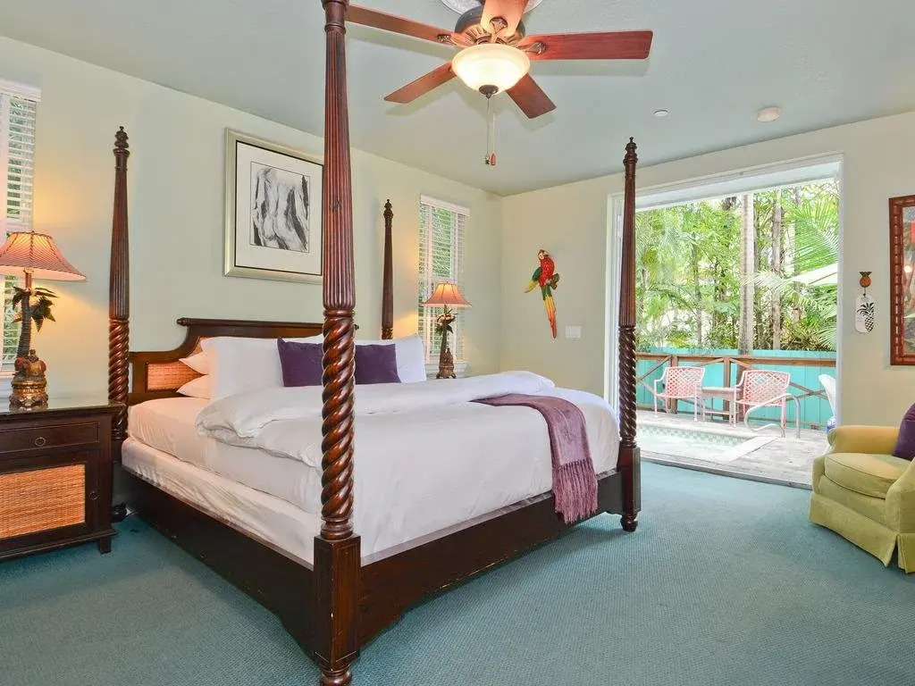 Pineapple Point Guesthouse & Resort - Gay Mens Resort