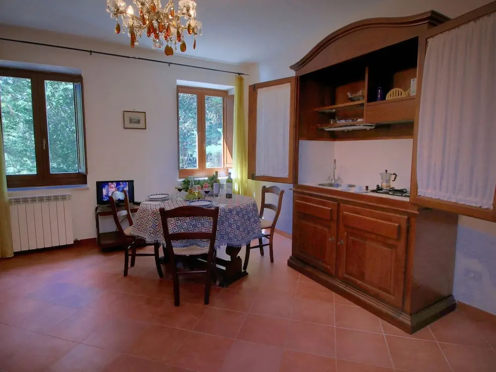 Stunning Farmhouse with Swimming Pool & Hot Tub in Umbria