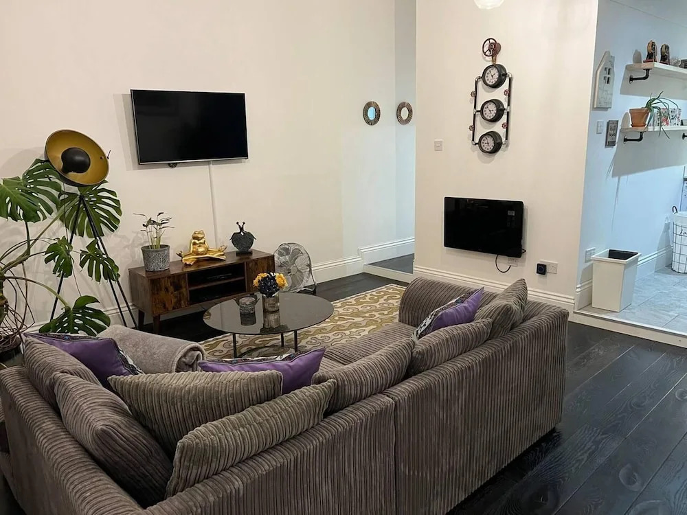 Modern and Spacious 2 Bedroom Flat Near Shoreditch