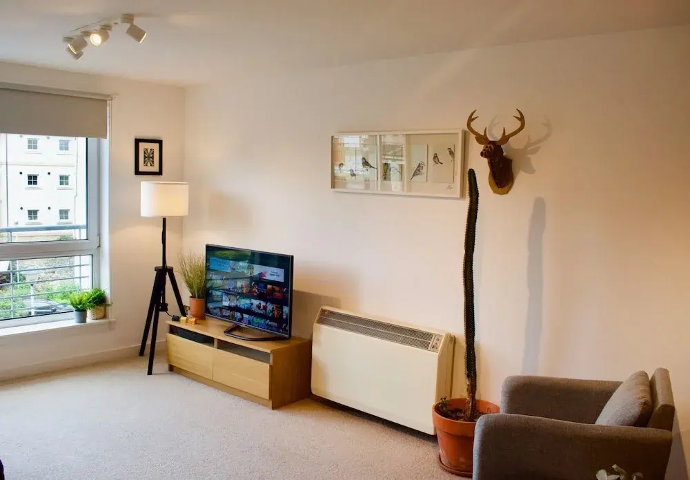 Bright and Welcoming 2 Bedroom Leith Flat