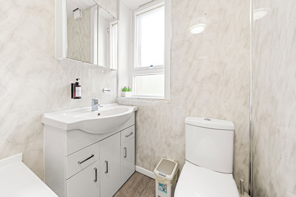 Warm Cosy Family Home With Free Parking