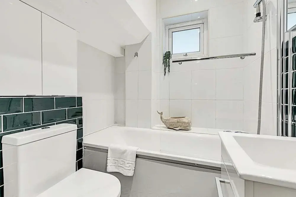 Modern Comfort Two Bedroom Gem on the Rye