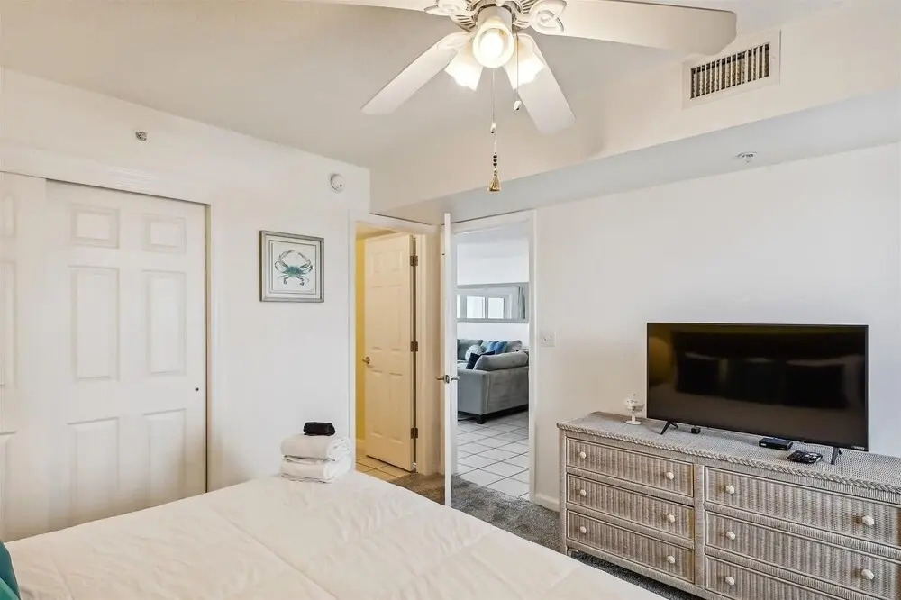 Recently renovated 2 bedroom/2 bath on 7th floor! by RedAwning