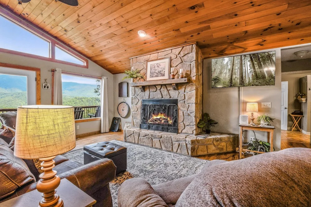 Roundtop Mountain Ridge 2 Bedroom Cabin by RedAwning