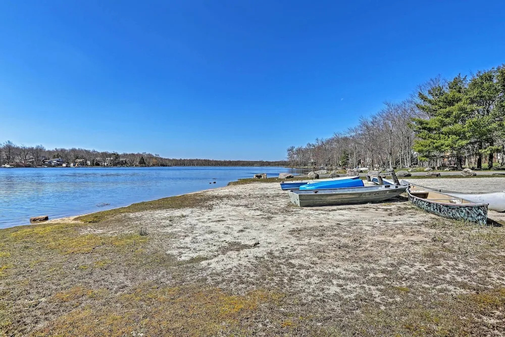 Walk to Lake: Tobyhanna Home w/ Hot Tub & Fire Pit