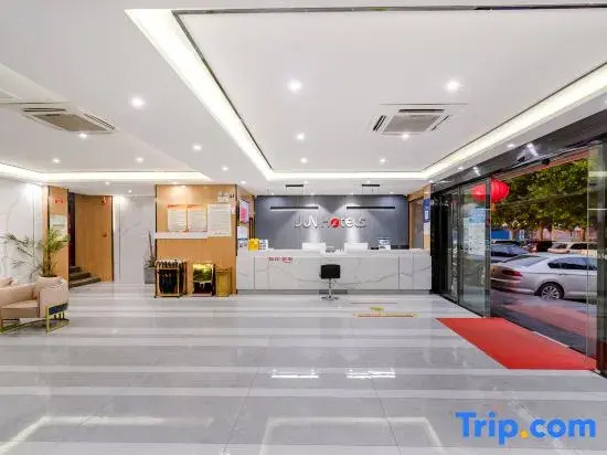 Junyi Hotel (Huaibin Mobile Building Store)