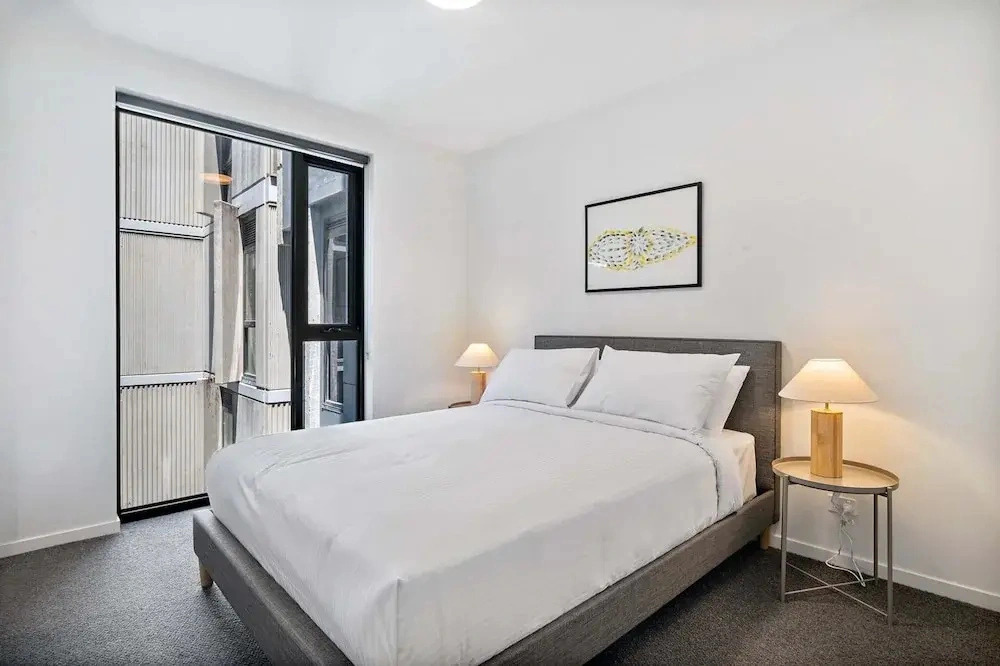 Well-lit 2-bed Apartment With Balcony