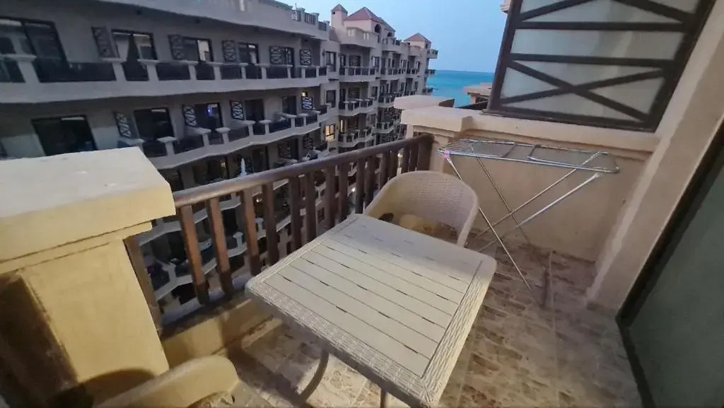 Beautiful apartment with sea and pool view