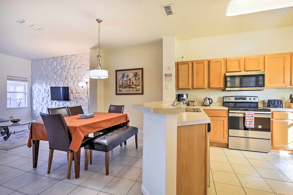 3 BR Townhome Pool Sleeps 8 - FLH 664