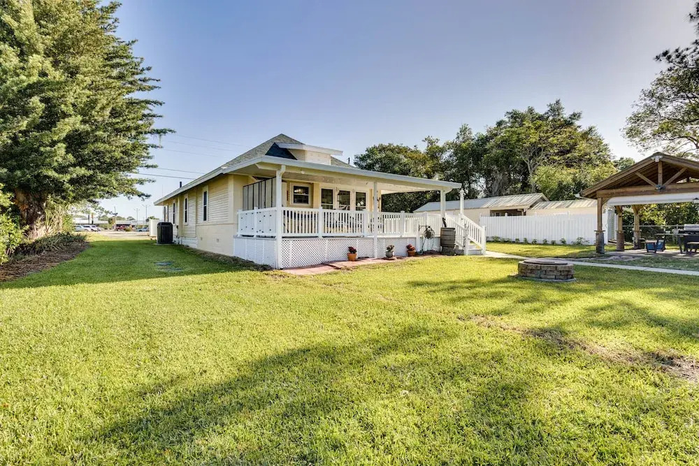 Lakefront Tavares Home w/ Deck, Patio & Dock!