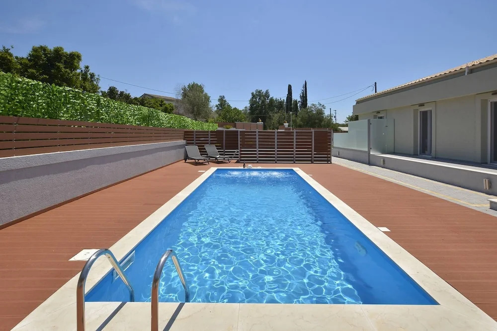 Villa Bratou Ignis Sleeps 6 with Parking