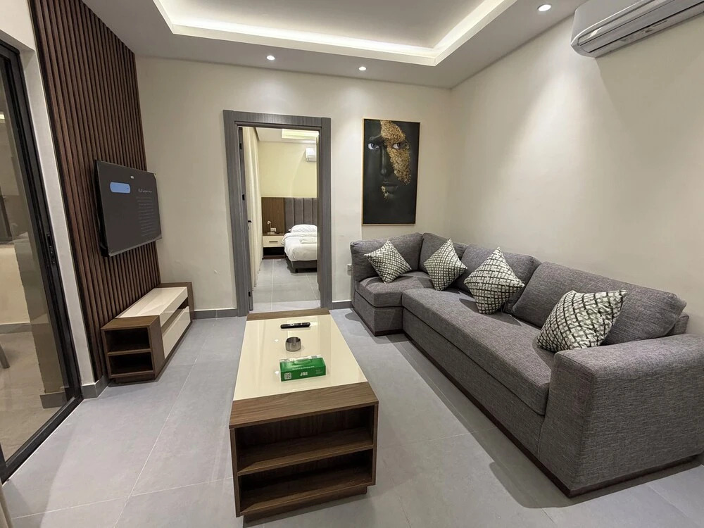 005 JRE Apartment With Stunning Boulevard Veiw