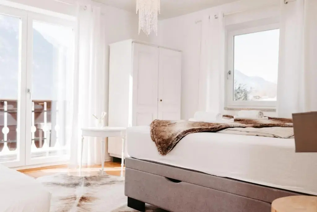 Chalet Austria, famous ski areas around us, 15 min to salzburg city, direct mountain view, up to 10 people