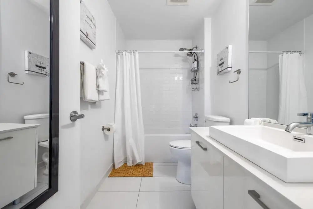 Cozy Downtown Pad- Luxe Rooftop Pool gym and More