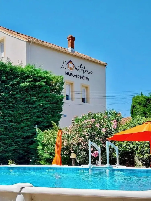 LOustaloise - Chambres et table dhôtes prés de Béziers- Alex est cuisinier de métier- Piscine avec transats et parasols terrasse parking privé et garage à vélos motos- Labellisée Accueil vélo et Vignoble et découverte