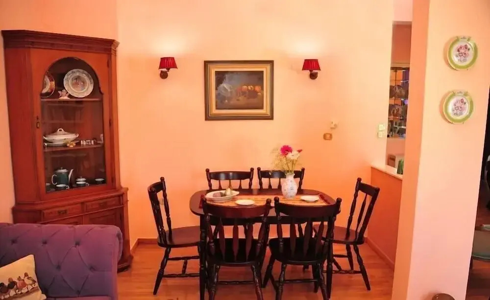 Alexandra's Art Apartment
