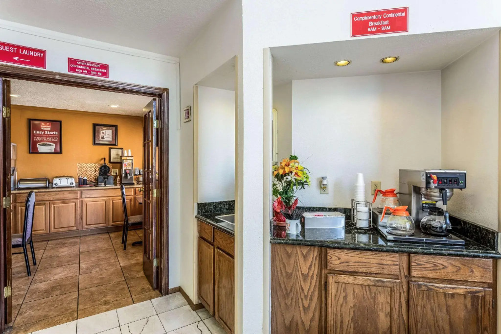 Econo Lodge Inn & Suites Albuquerque East I-40 Eubank Exit