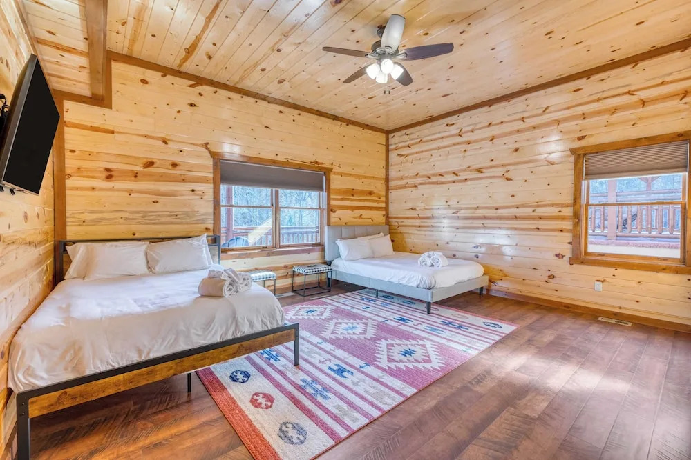 Smokeys Paradise by Avantstay Sleeps 22 + Pool