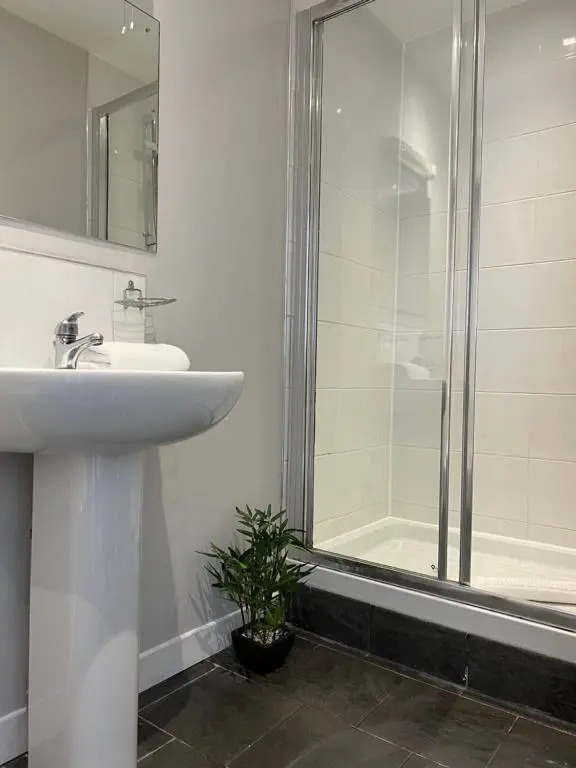 Five Bedroom Five Bathroom House - Dalkeith