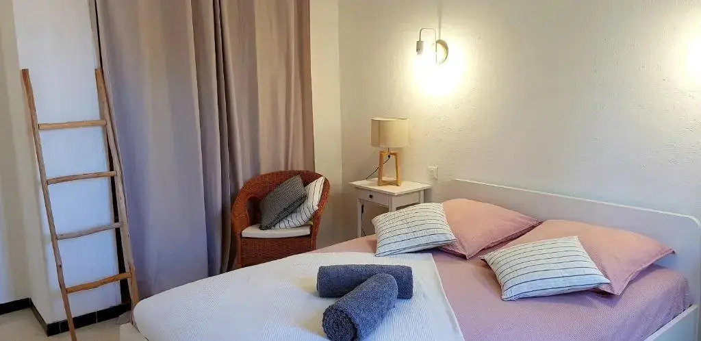 BEAUX APPARTEMENTS 65m2 AVEC ESPACES EXTERIEURS PARKINGS PROCHE PLAGE