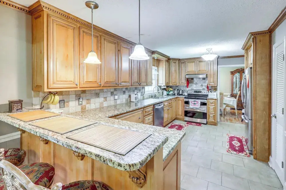 Pool & Tennis Court Access: Home in Warner Robins