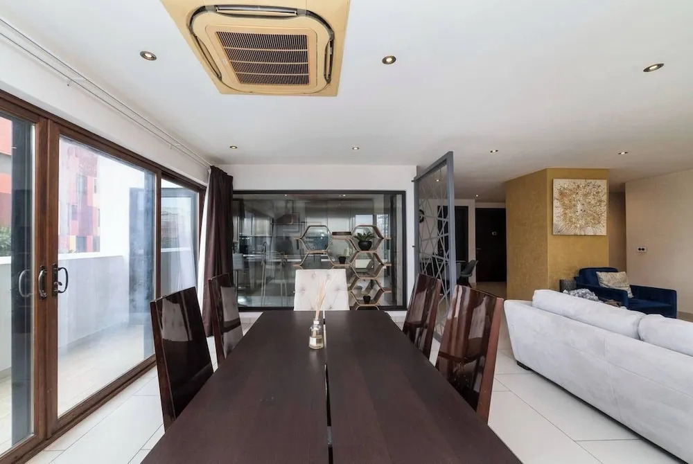 Modern 3BDR Apt at Villaggio - Rooftop Pool Skybar
