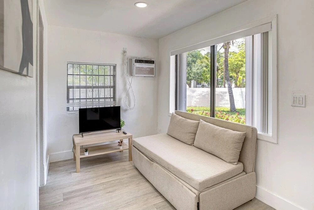 4 Mi to Surfside Beach! North Miami Apt