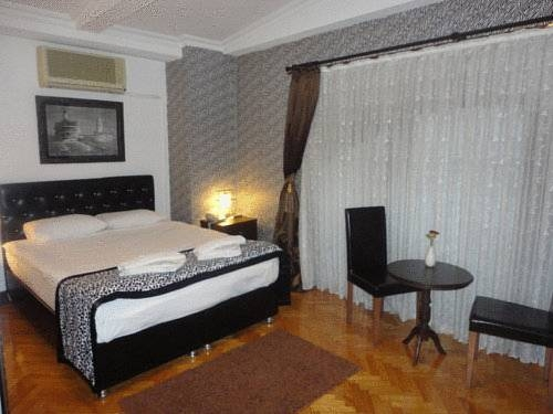 10 Suites Hotel