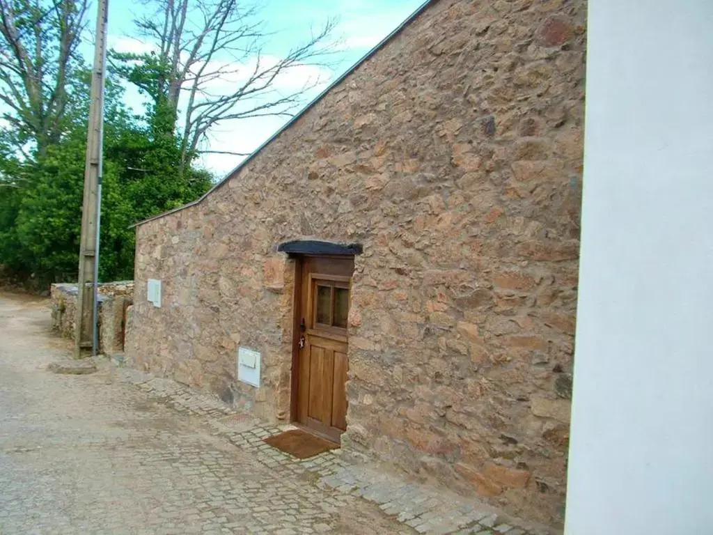 House With one Bedroom in Parada, With Wonderful Mountain View, Enclosed Garden and Wifi - 22 km From the Beach