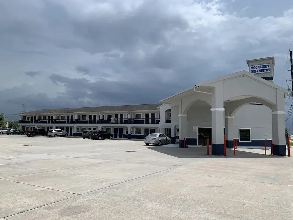 Moonlight Inn & Suites