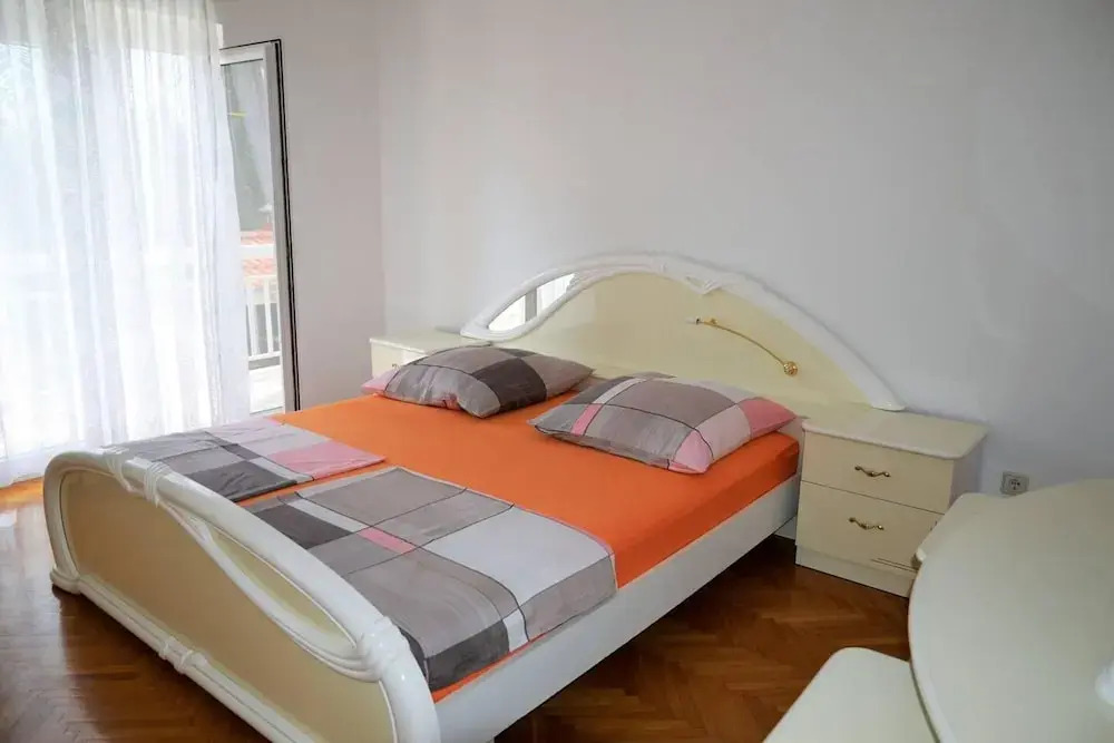 Stunning 2-bed Apartment in Okrug Gornji