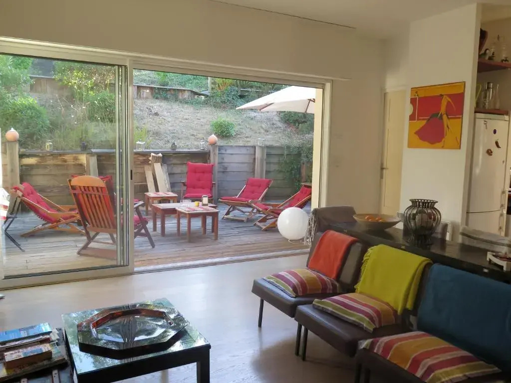Villa L'OUSTAL avec piscine entre lac et océan pour 8-10 personnes