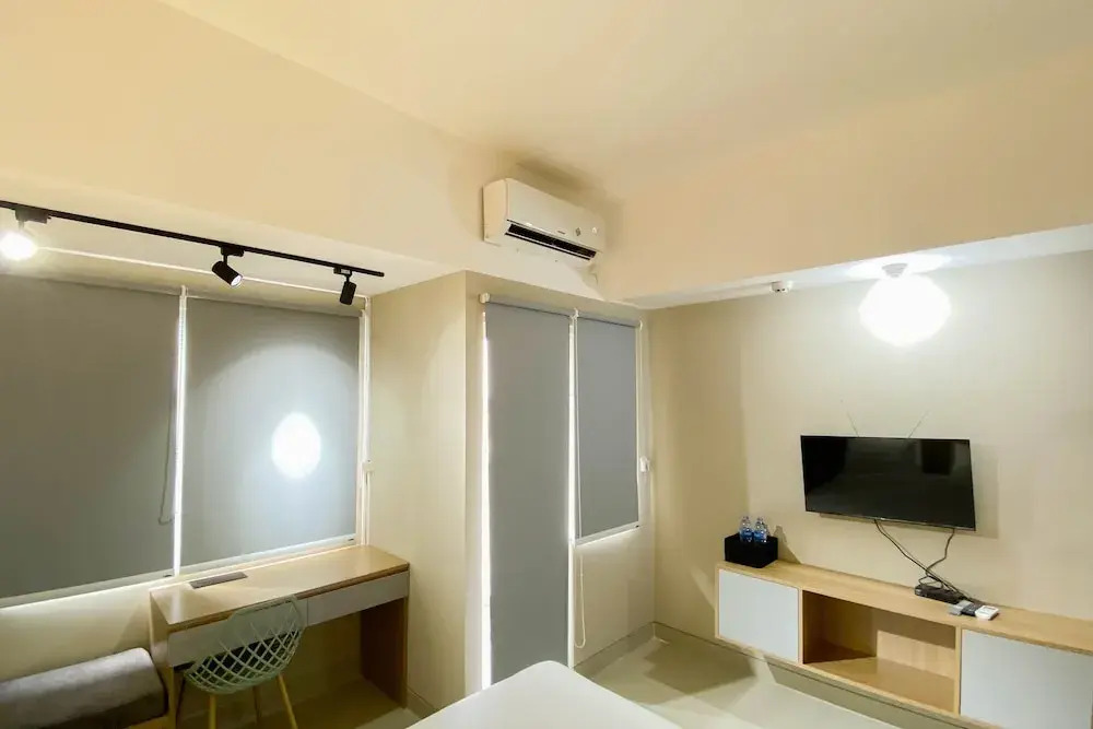 Homey and Well Furnished Studio LRT City Jatibening Apartment