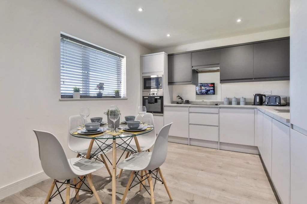 Modern, Cosy & Convenient 3 bed 2 bath House WiFi Parking