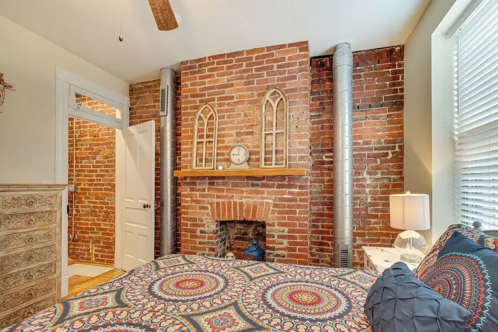 3 Mi to Dtwn: Charming Row House in Pittsburgh