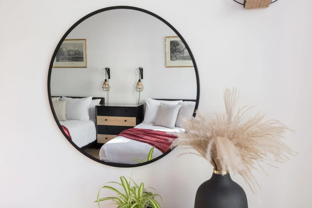 Spacious 4-bedroom mews house with private garage
