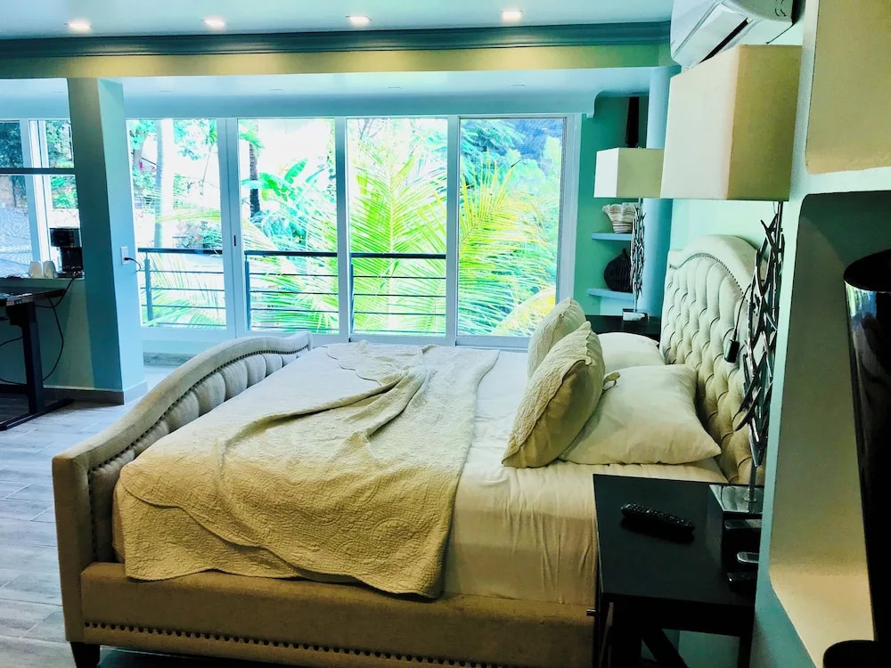 Family vacation home, 10 miles from downtown Pv romantic zone, ocean frontage