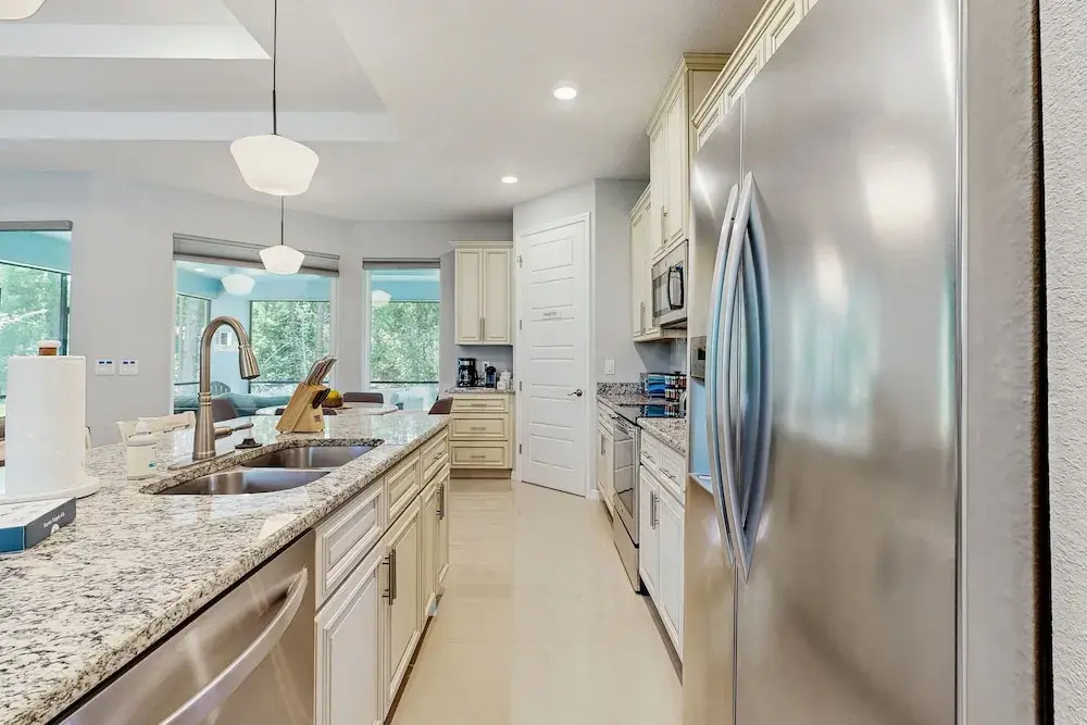 Spacious House With Private Covered Patio, Work Station, Full Kitchen and Grill