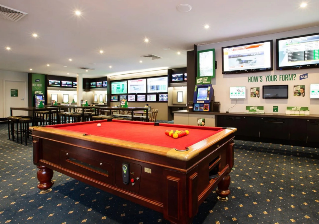 Nightcap at Shoppingtown Hotel