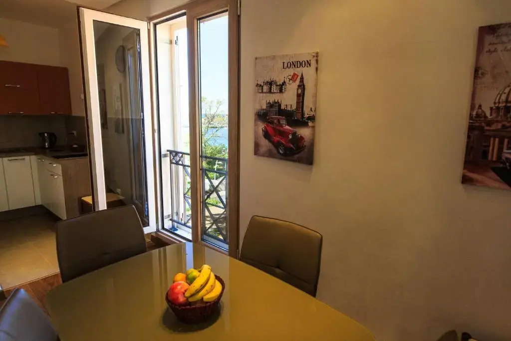 De Lux Apartments
