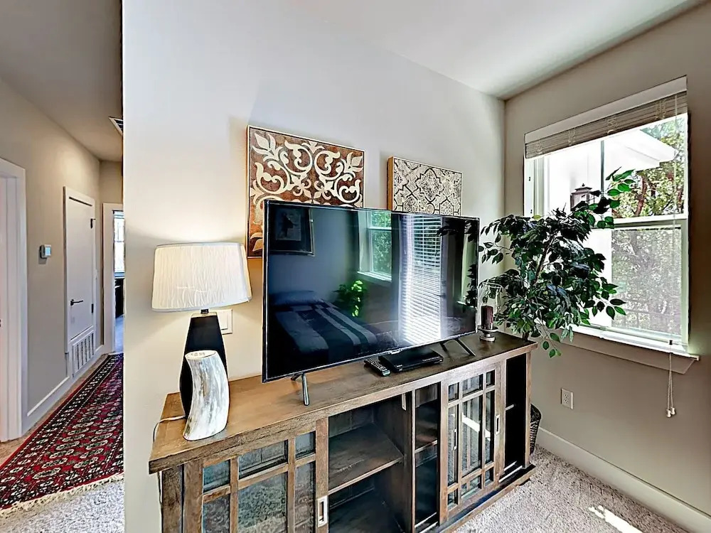 New Listing! Spacious & Lavish Getaway - Downtown! 3 Bedroom Home
